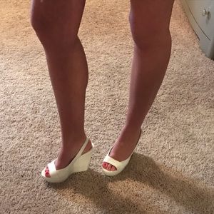 Gianni Bini white leather peep toe wedges