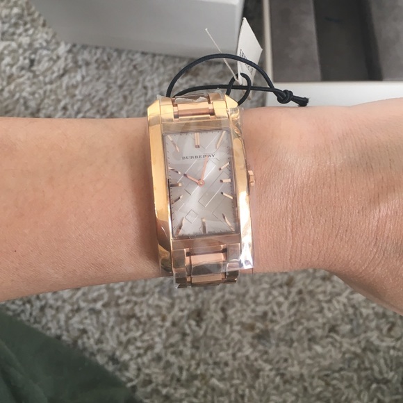 Rare Burberry Rectangle shape watch NWT - Picture 3 of 3