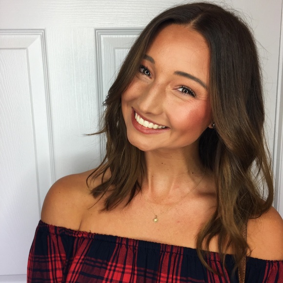 meet your fellow posher, Michaela ☀️🌻💛✨🍍 - Picture 2 of 8