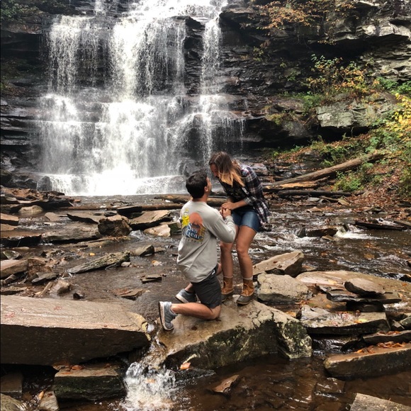 meet your fellow posher, Michaela ☀️🌻💛✨🍍 - Picture 4 of 8