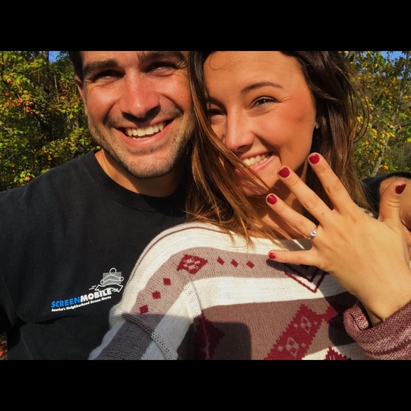 meet your fellow posher, Michaela ☀️🌻💛✨🍍 - Picture 6 of 8