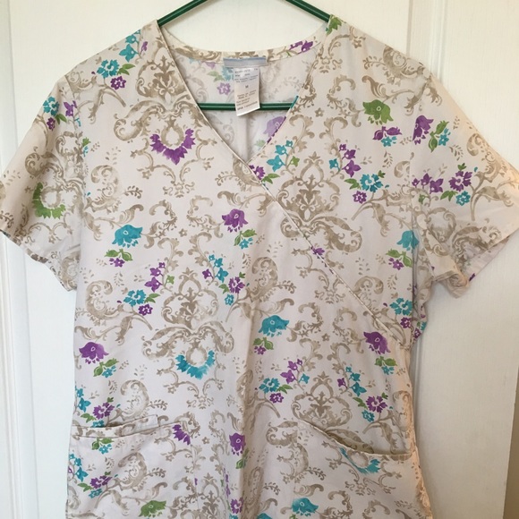👚scrub top👚