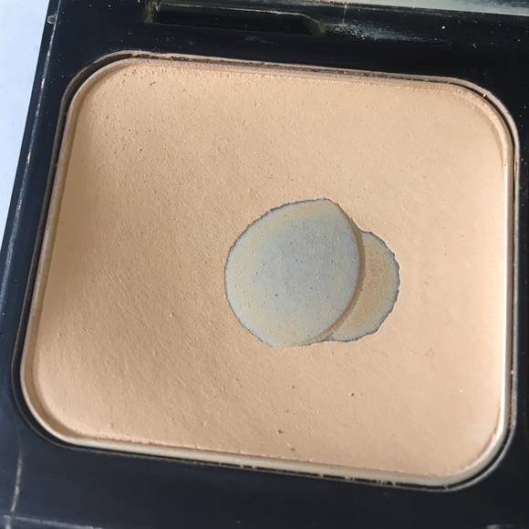 Bobbi Brown Face Powder Finish Powder Foundation - Picture 3 of 3