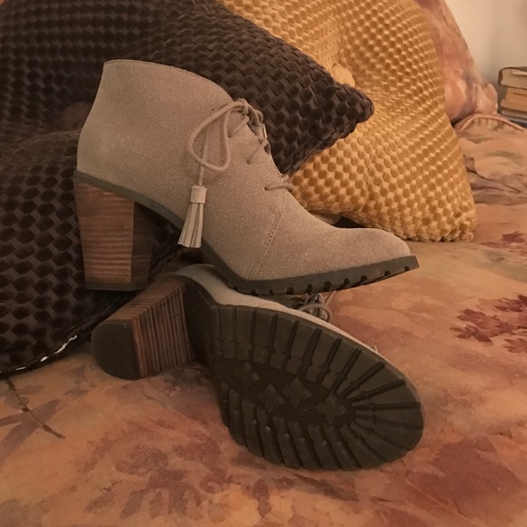 Super cute booties with tassels.