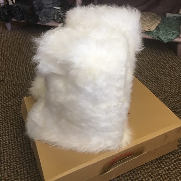 Unworn NEW Rare UGG Fluff Momma Boots 7 - Picture 3 of 4
