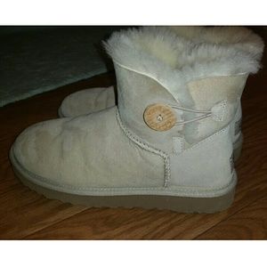 💖24 hour sale💖Cream Ugg medium height boots 8
