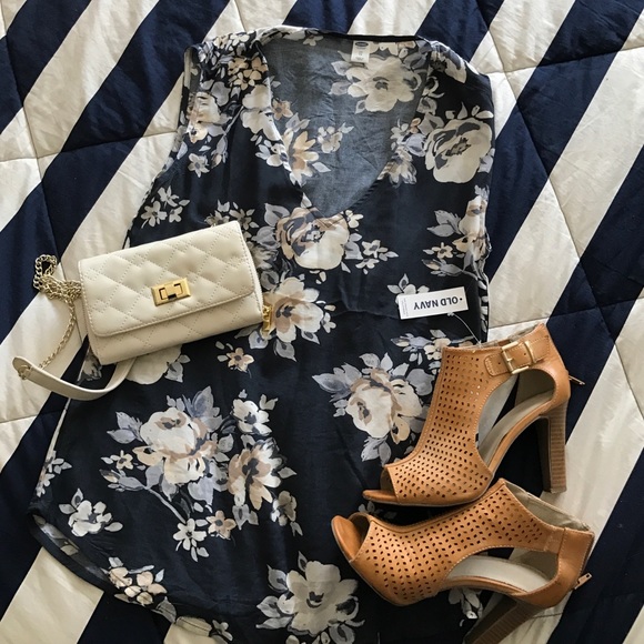 Old Navy x-small gray floral top