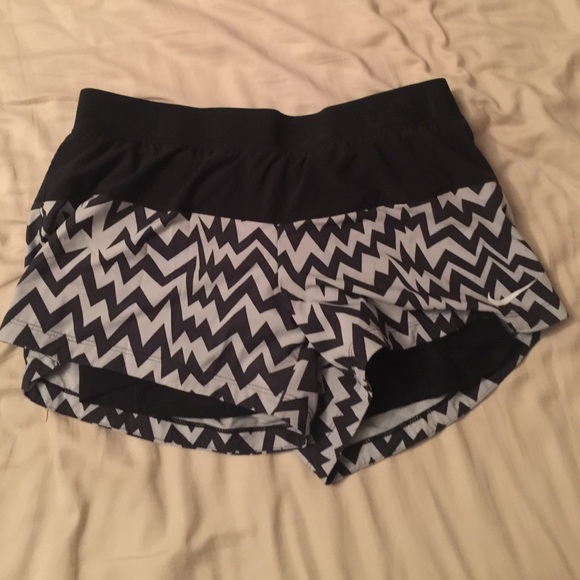 Niki dri-fit chevron shorts