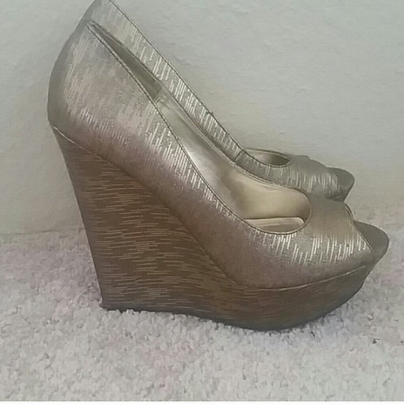 Steve Madden Shoes - STEVE MADDEN dark gold platforms