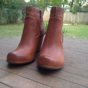 Size 7- Beautiful Kork Ease boots