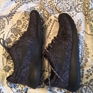 Black printed Nike roshe runs