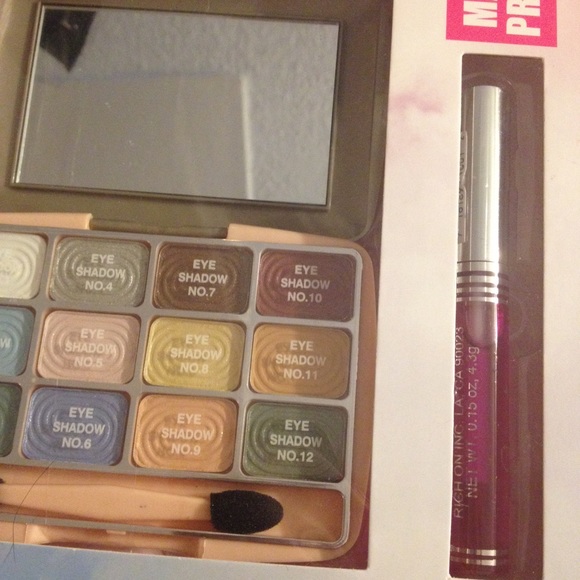 Makeup set - Picture 4 of 4