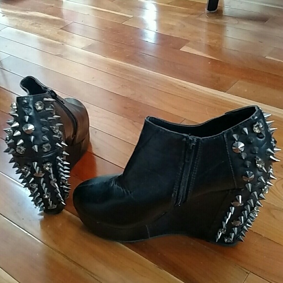 Shoes - Picture 2 of 3