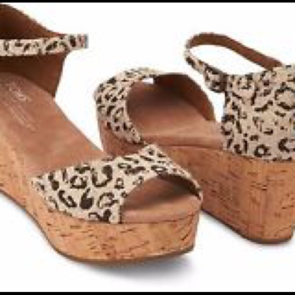 TOMS LEOPARD WEDGES