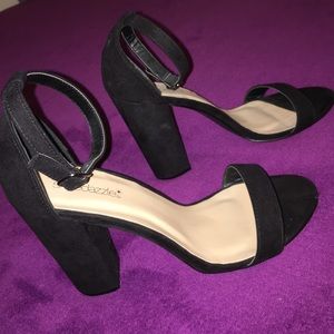 Shoe dazzle heels size 9