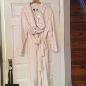 Cream robe and slippers