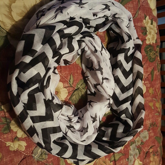 HOLLISTER,/CHEVRON  circle Scarf
