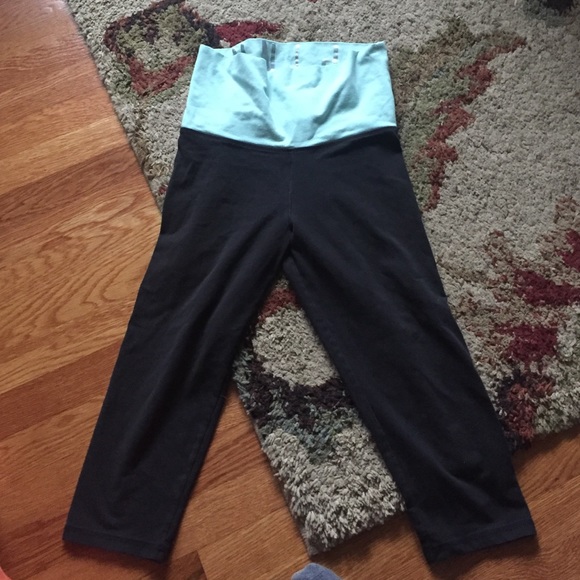 PINK cropped yoga pants