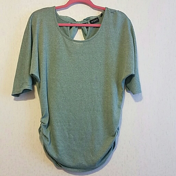 Cute shirt with back bow 🎀