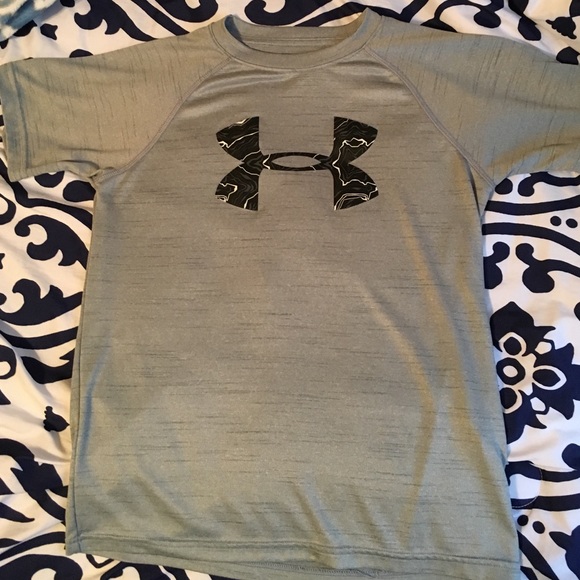 Boys Underarmour t shirt