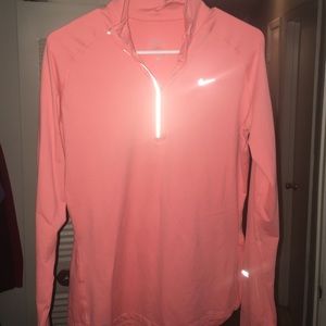 Coral Nike Dri-fit exercise top 💪🏻