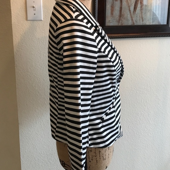 Black and white stripe blazer. Size Large - Picture 3 of 4