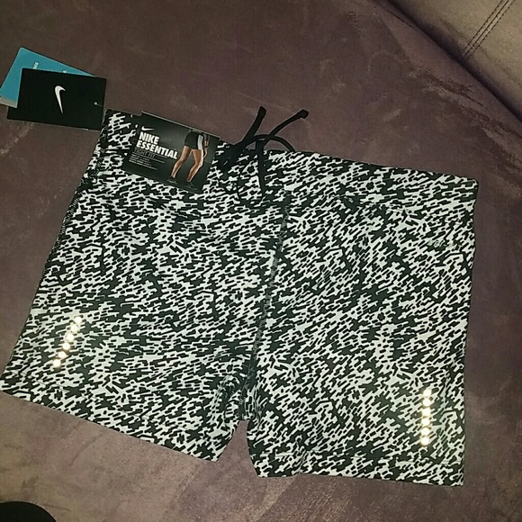 Sold** Nike black white tight fit shorts size Medium - Picture 2 of 3