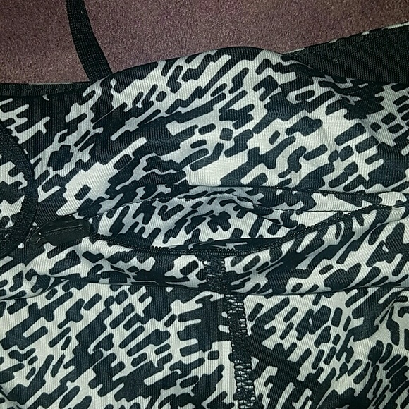 Sold** Nike black white tight fit shorts size Medium - Picture 3 of 3