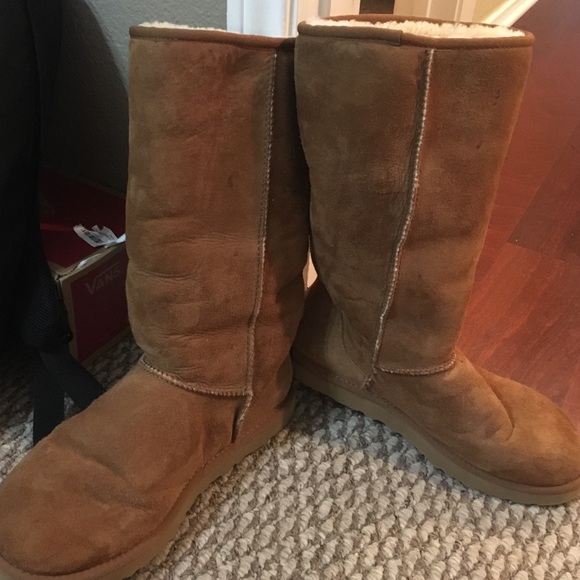 TAN UGGS