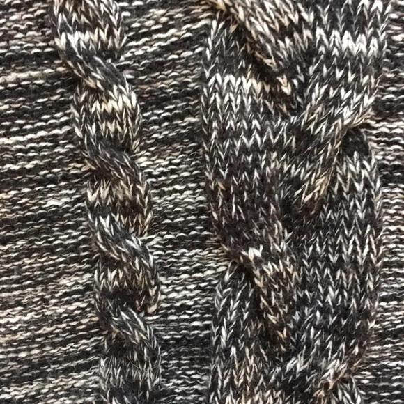 Comfy Black & White Knit Sweater☕️ - Picture 2 of 4