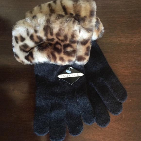 Cute, brand new, leopard cuffed gloves!