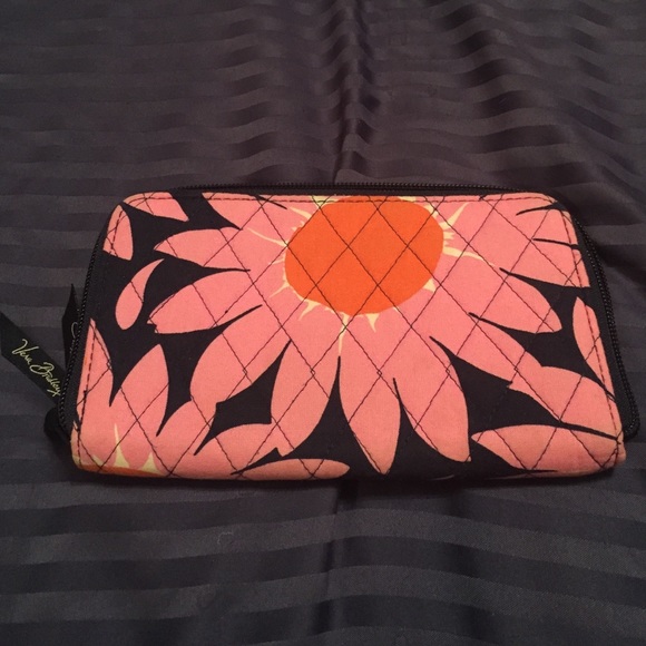 Vera Bradley wallet in Loves Me pattern - Picture 1 of 3