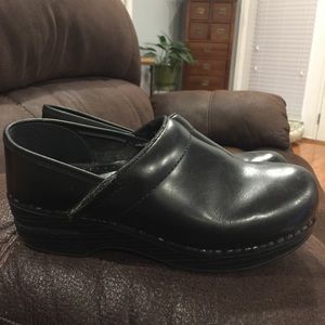 Dansko 37 matte black professional clogs