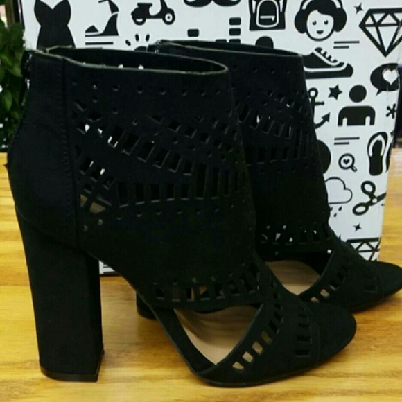 Sexy Encounter Black Sandals - Picture 3 of 6