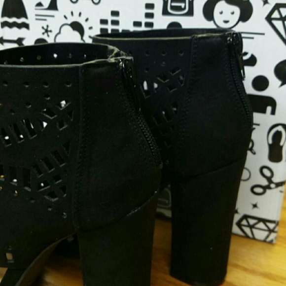 Sexy Encounter Black Sandals - Picture 4 of 6