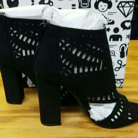 Sexy Encounter Black Sandals - Picture 5 of 6