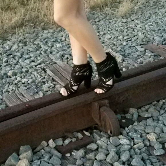 Sexy Encounter Black Sandals - Picture 2 of 6