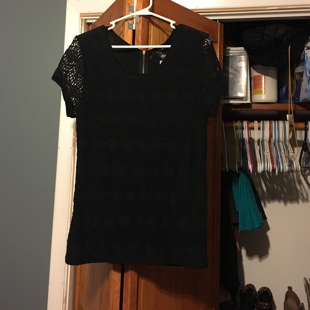 Short sleeve black top.