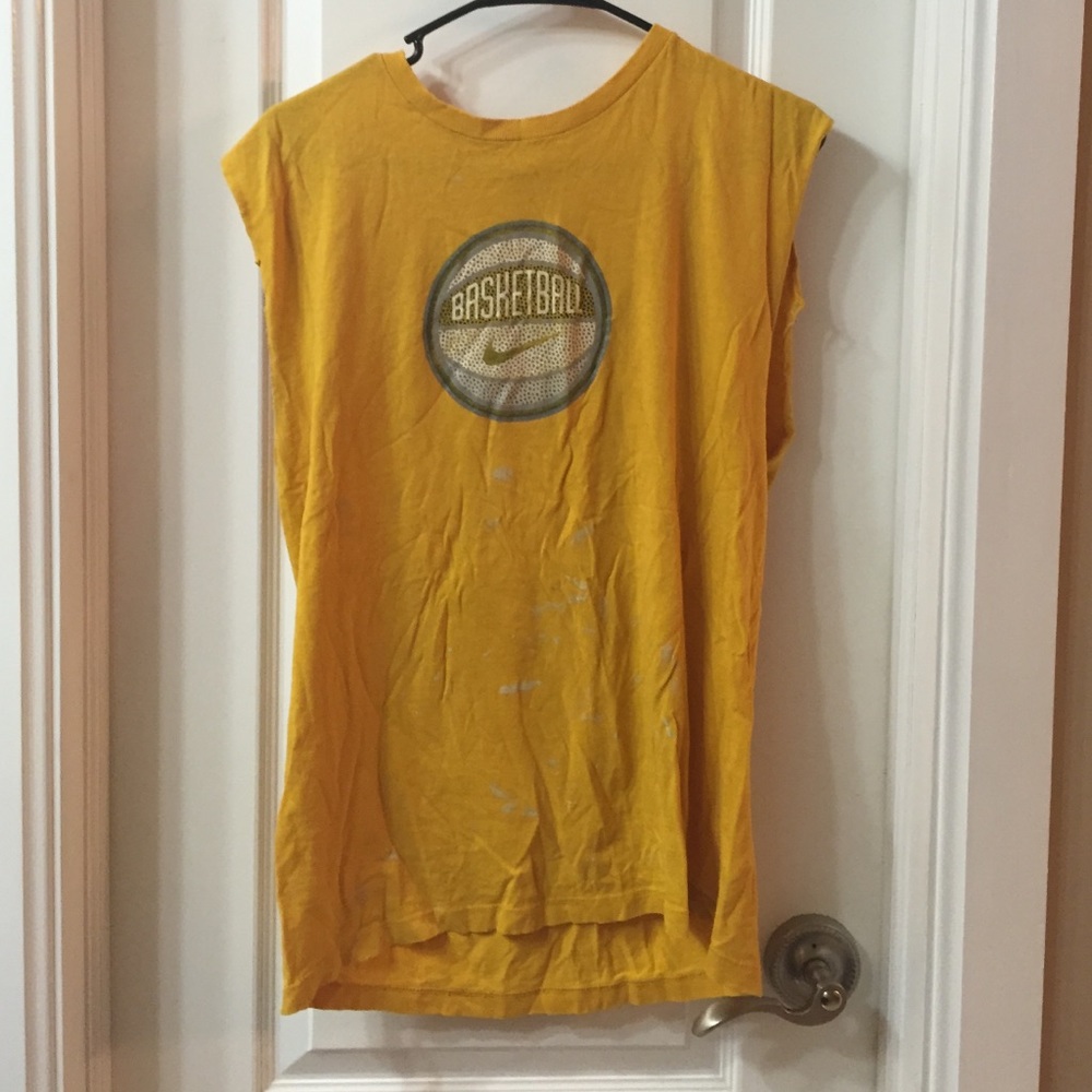 Sleeveless muscle shirt