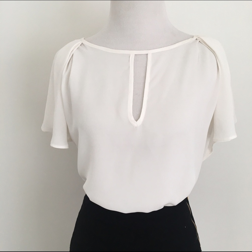 White blouse w ruffled sleeves & keyhole neck