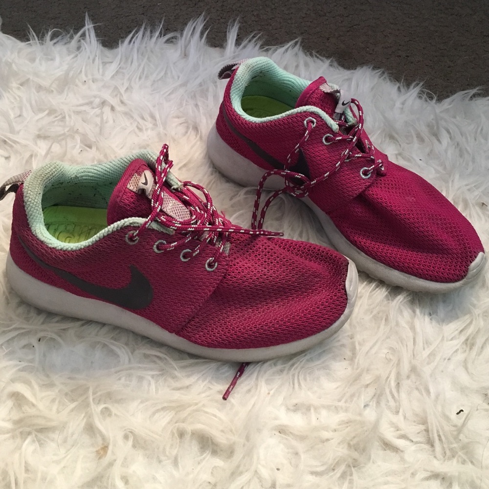BURGUNDY NIKE ROSHE RUN✔️🌺