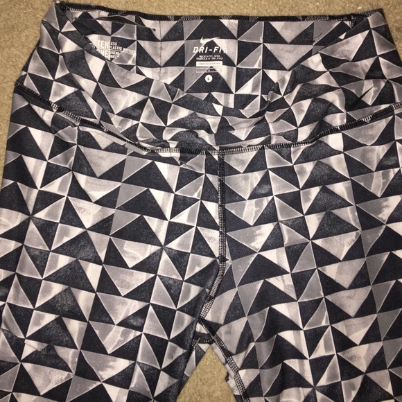 Size Large Nike, athletic running crop. - Picture 1 of 2