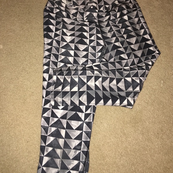 Size Large Nike, athletic running crop. - Picture 2 of 2