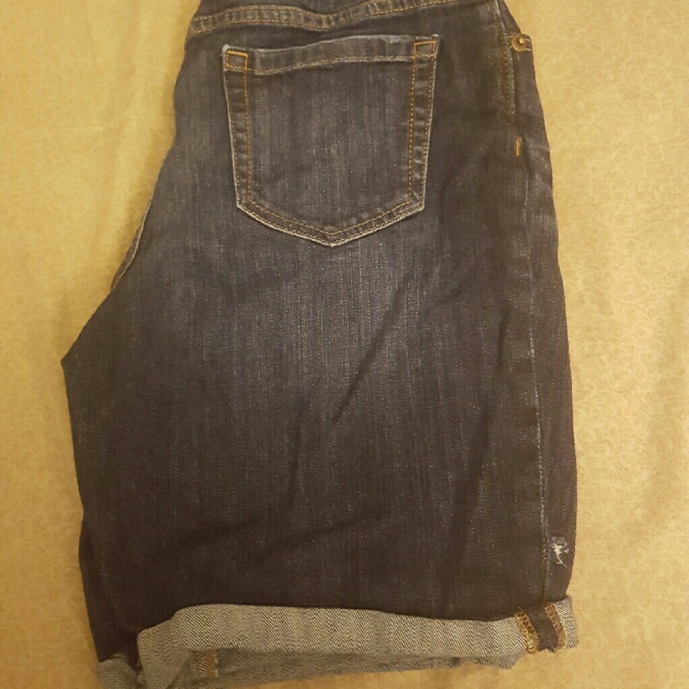 Liz lange maternity shorts size M