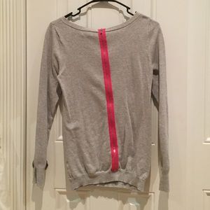 Grey sweater with pink zipper in the back
