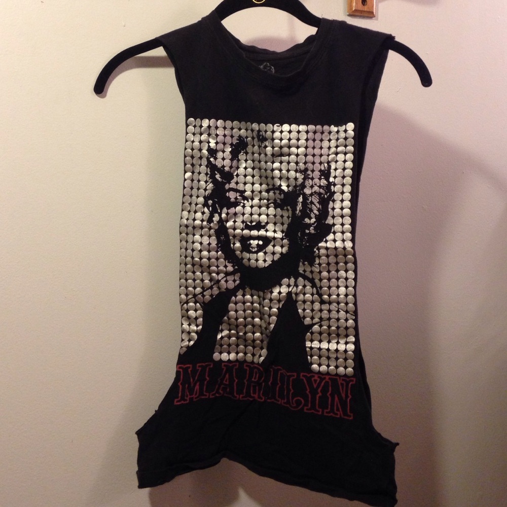 Cut muscle tank top