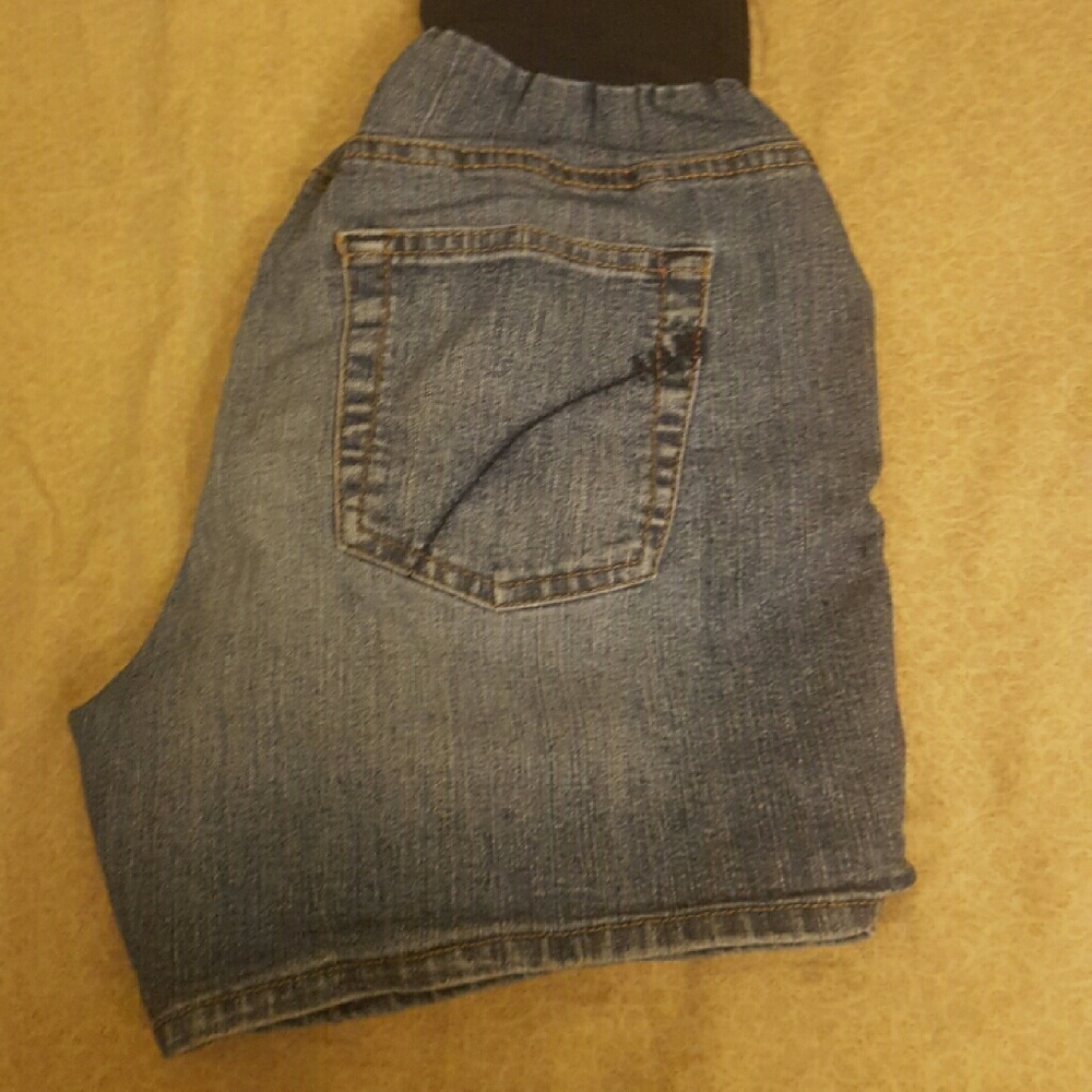 Maternity shorts size large