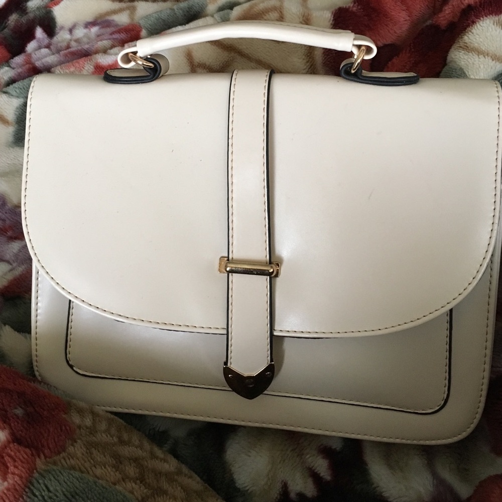 Tan handbag with four inside pockets