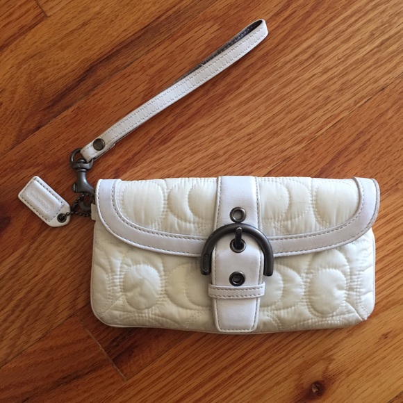Coach Handbags - COACH Wristlet 🐩☁️