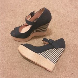 Chunky wedge heel for summer vacation!